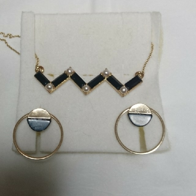 AZUL by moussy(アズールバイマウジー)の未使用&未使用に近い★ネックレス ピアス セット レディースのアクセサリー(ピアス)の商品写真