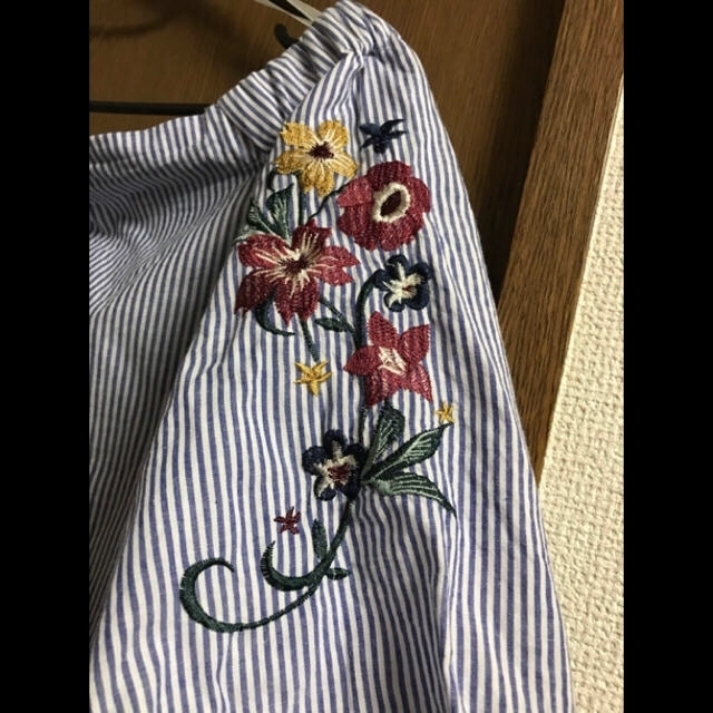 しまむら(シマムラ)の刺繍ストライプブラウス レディースのトップス(シャツ/ブラウス(半袖/袖なし))の商品写真