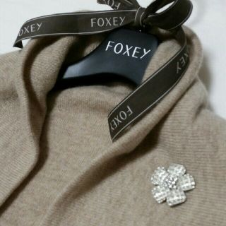 フォクシー(FOXEY)のFOXEY☆ブローチホワイト×シルバー☆自宅保管未使用品☆(ブローチ/コサージュ)