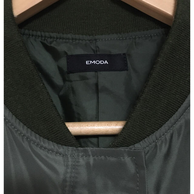 EMODA(エモダ)のEMODA ブルゾンカーキ Mサイズ レディースのジャケット/アウター(ブルゾン)の商品写真