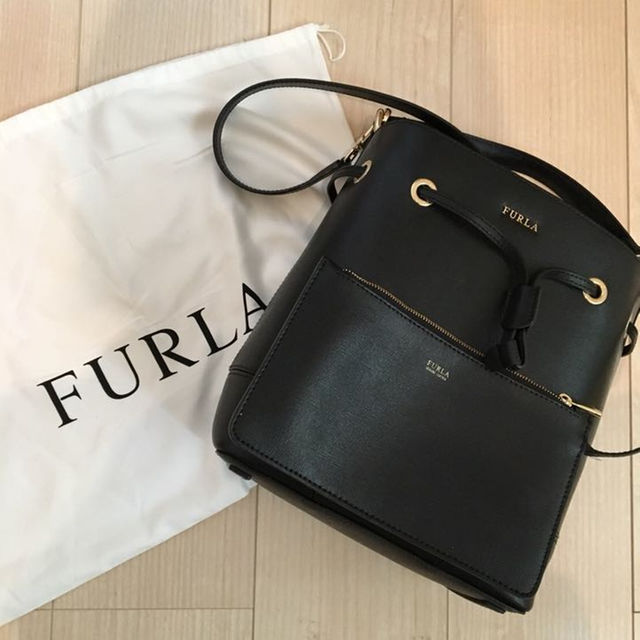 Furla(フルラ)の値下げ中 フルラ  2WAY ショルダーバッグ 巾着バッグ ブラック レディースのバッグ(ショルダーバッグ)の商品写真