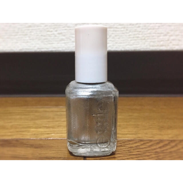 Essie(エッシー)のEssie/エッシー/ネイルポリッシュ/マニキュア/新品同様/シルバー/S939 コスメ/美容のネイル(マニキュア)の商品写真