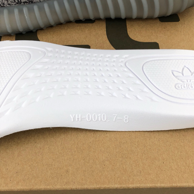 adidas(アディダス)の送込み値下げ！即発送！ adidas YEEZY BOOST 350 V2 メンズの靴/シューズ(スニーカー)の商品写真