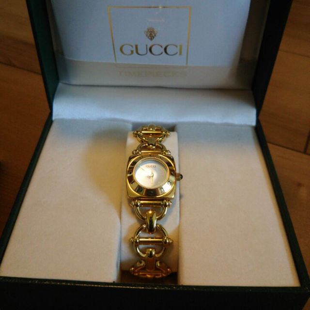 Gucci(グッチ)のなみ様専用  GUCCI 腕時計 ゴールド ギャランティカードあり 正規品 レディースのファッション小物(腕時計)の商品写真