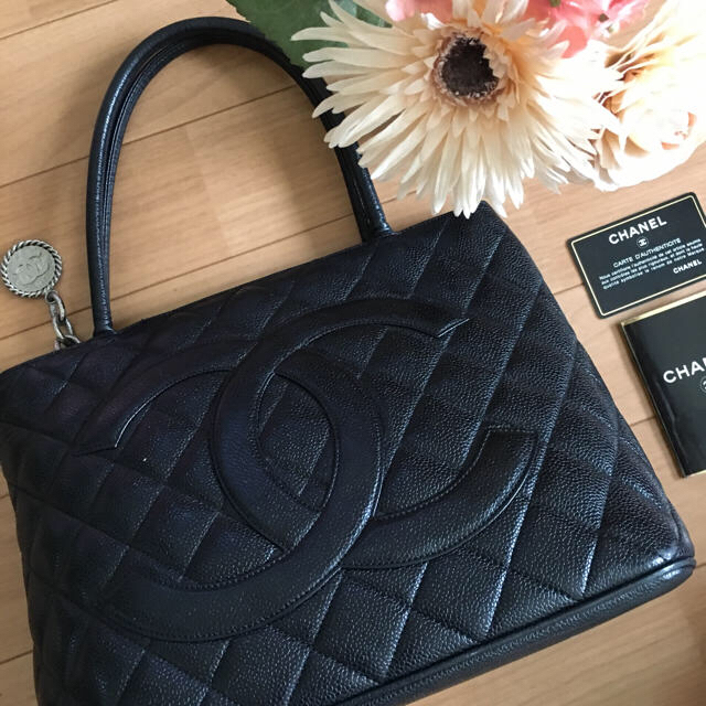 CHANEL(シャネル)のシャネル 復刻トート キャビアスキン シルバー金具 レディースのバッグ(トートバッグ)の商品写真