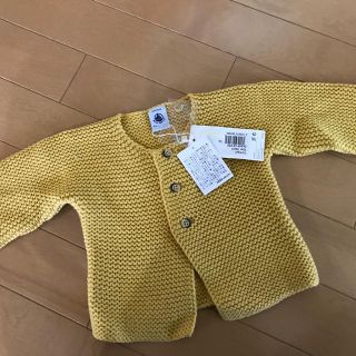 プチバトー(PETIT BATEAU)のプチバトーベビーニットカーディガンからし色マスタードイエロー(カーディガン/ボレロ)