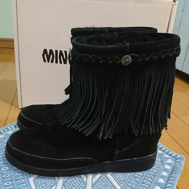 Minnetonka(ミネトンカ)のMINNETONKA本革スエードフリンジムートンブーツ レディースの靴/シューズ(ブーツ)の商品写真