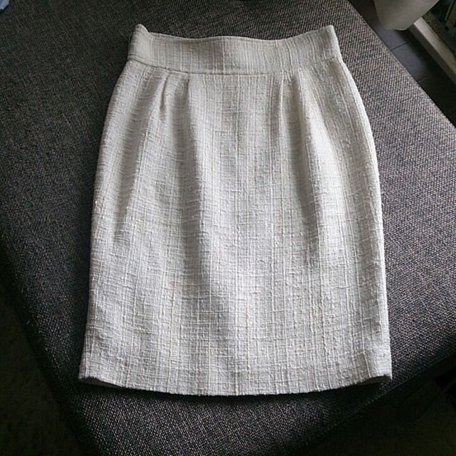 MATERIA(マテリア)のマテリア ツイード ハイウエスト タックスカート 白 40 レディースのスカート(ひざ丈スカート)の商品写真