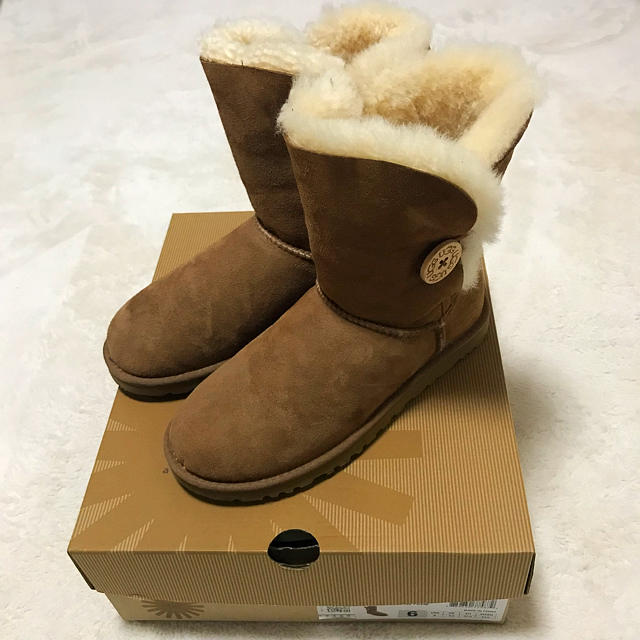 UGG ムートンブーツ　ベイリーボタン　チェスナット　23センチ