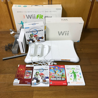 ウィー(Wii)の【交渉中商品】wii、wii Fit plus、マリオカートハンドル、ソフト4本(家庭用ゲーム機本体)