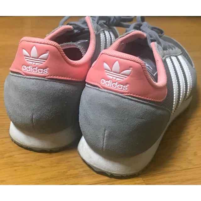 adidas(アディダス)のadidasスニーカー★アディダスオリジナルス★23.5cm★グレー×ピンク レディースの靴/シューズ(スニーカー)の商品写真