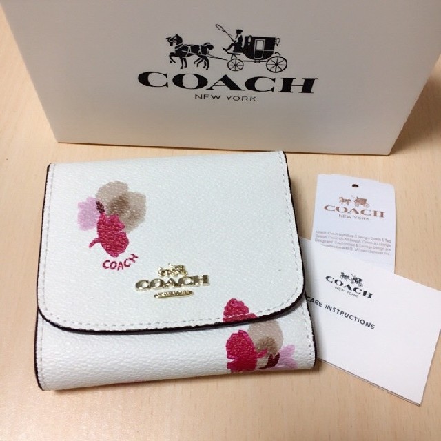 COACH(コーチ)の新品未使用　COACH 三つ折り財布　大人気　フローラル　ホワイト レディースのファッション小物(財布)の商品写真