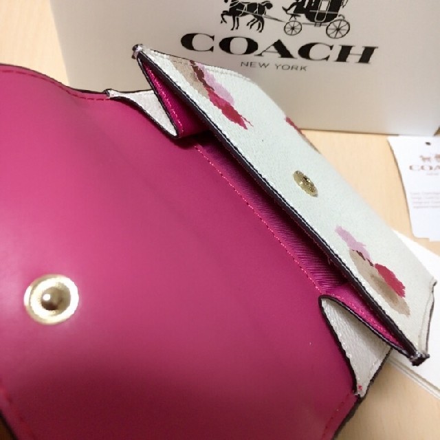 COACH(コーチ)の新品未使用　COACH 三つ折り財布　大人気　フローラル　ホワイト レディースのファッション小物(財布)の商品写真