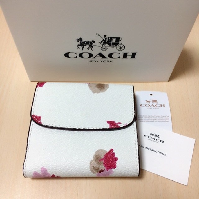 COACH(コーチ)の新品未使用　COACH 三つ折り財布　大人気　フローラル　ホワイト レディースのファッション小物(財布)の商品写真