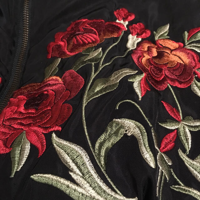 Lily Brown(リリーブラウン)のリバーシブル刺繍ＭＡ-1 レディースのジャケット/アウター(ブルゾン)の商品写真