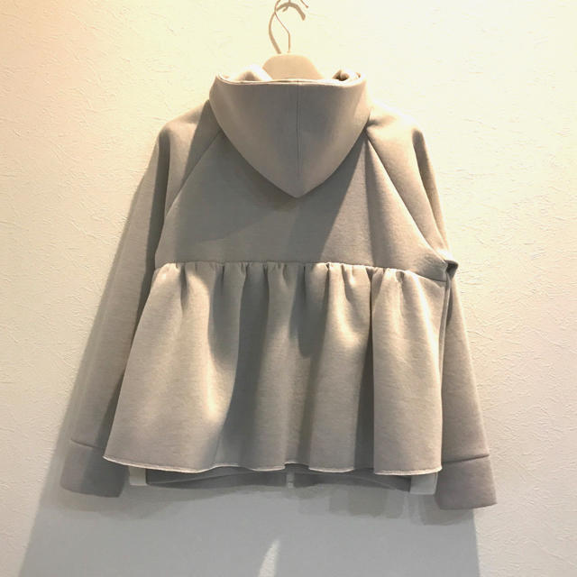 yori ヨリ グレー バックフリルパーカー