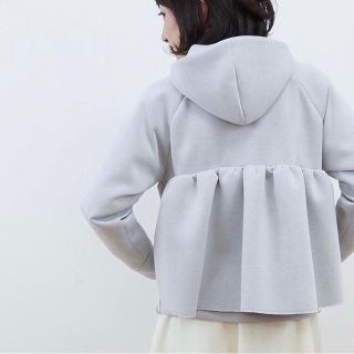 ドゥロワー(Drawer)の美品☆ yori 16SS バックフリルパーカー ライトグレー  ヨリ(パーカー)