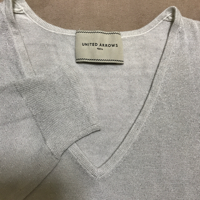 UNITED ARROWS(ユナイテッドアローズ)のUNITED ARROWS✨シルバー ラメ Vネックニット レディースのトップス(ニット/セーター)の商品写真