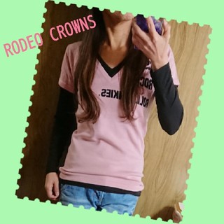 ロデオクラウンズ(RODEO CROWNS)の【新品タグ付き】RODEO CROWNS◆ロゴVネックニット/半袖/ピンク(ニット/セーター)