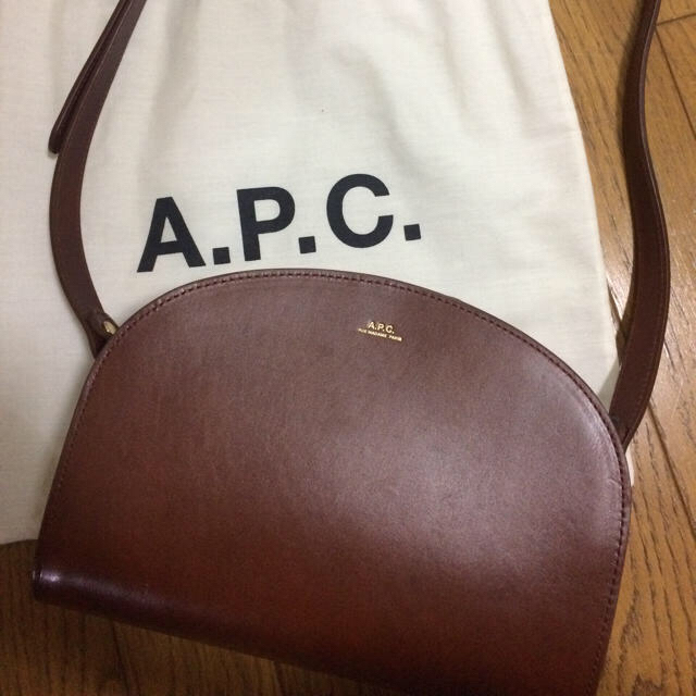 A.P.C(アーペーセー)のA.P.C ハーフムーンバッグ  ヘーゼルナッツカラー レディースのバッグ(ショルダーバッグ)の商品写真