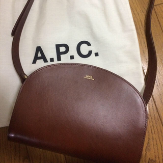 アーペーセー(A.P.C)のA.P.C ハーフムーンバッグ  ヘーゼルナッツカラー(ショルダーバッグ)