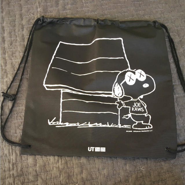 PEANUTS(ピーナッツ)の送料込！新品未使用 ユニクロ KAWS×PEANUTS コラボバッグ 非売品 エンタメ/ホビーのコレクション(ノベルティグッズ)の商品写真