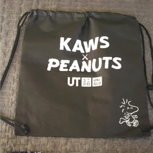 PEANUTS(ピーナッツ)の送料込！新品未使用 ユニクロ KAWS×PEANUTS コラボバッグ 非売品 エンタメ/ホビーのコレクション(ノベルティグッズ)の商品写真