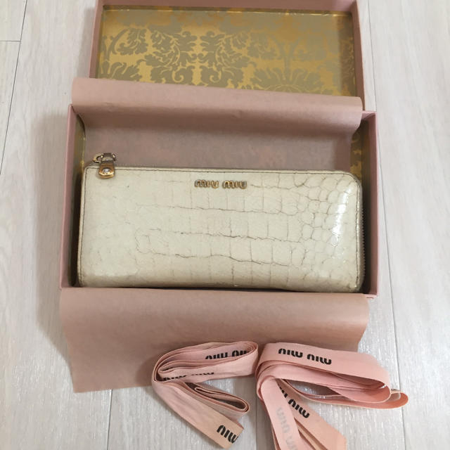 miumiu(ミュウミュウ)のオフホワイトパイソン財布 レディースのファッション小物(財布)の商品写真