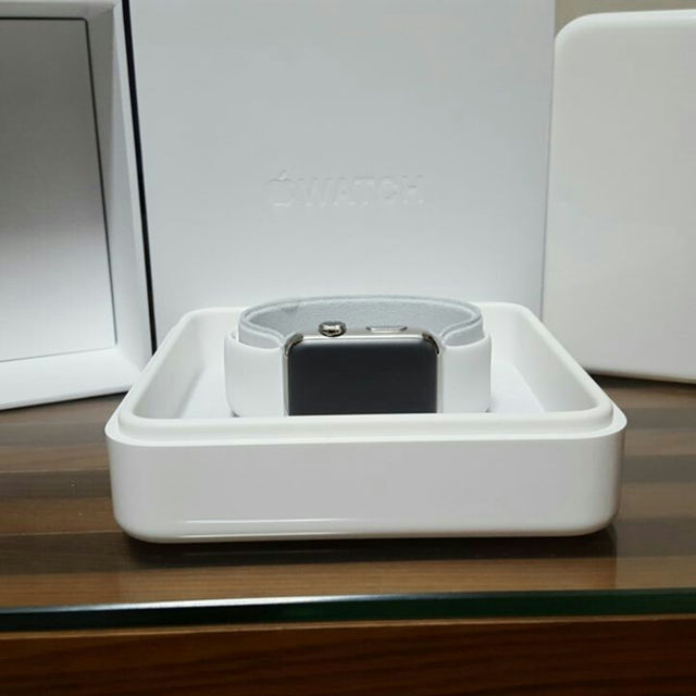 Apple(アップル)のapple watch 42mm ステンレス スポーツ 白 新品未使用 アップル スマホ/家電/カメラのスマホアクセサリー(その他)の商品写真