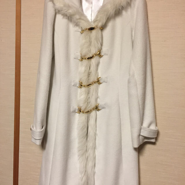 IMAGE(イマージュ)のファ付き白のコート レディースのジャケット/アウター(ロングコート)の商品写真