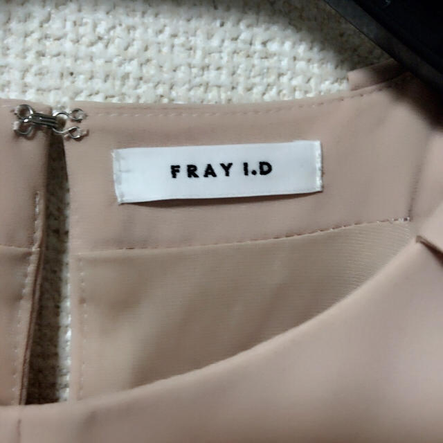 FRAY I.D(フレイアイディー)のFRAY IDフリル袖ありワンピースベージュ結婚式女子会デートフレイアイディー レディースのワンピース(ひざ丈ワンピース)の商品写真