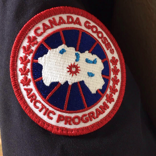 CANADA GOOSE(カナダグース)の《新品未使用》 カナダグース マッケンジー ネイビー S/P 今期最新 レディースのジャケット/アウター(ダウンジャケット)の商品写真