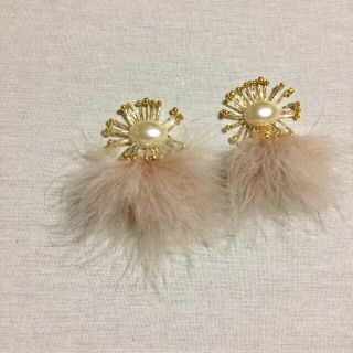 ハンドメイド ベージュ ファー ピアス ビーズ パール(ピアス)