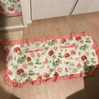 ローラアシュレイ(LAURA ASHLEY)の新品♡ローラアシュレイエプロン(収納/キッチン雑貨)