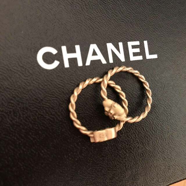 CHANEL(シャネル)の【最終お値下げ】シャネル カメリア＆ココマーク２連リング レディースのアクセサリー(リング(指輪))の商品写真