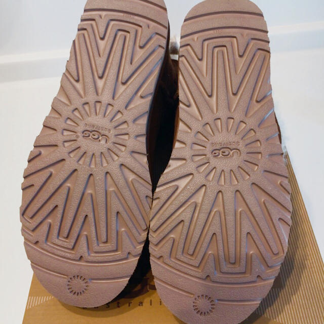 UGG(アグ)のらむ様  新品 アグ  ショートムートンブーツ ミニ チェスナット 防水 UGG レディースの靴/シューズ(ブーツ)の商品写真