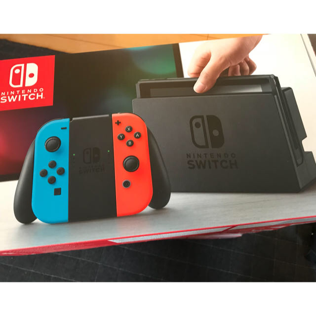 Nintendo Switch(ニンテンドースイッチ)の【送料無料】ニンテンドースイッチ ネオンブルー ネオンレッド 2台セット スマホ/家電/カメラのテレビ/映像機器(その他)の商品写真