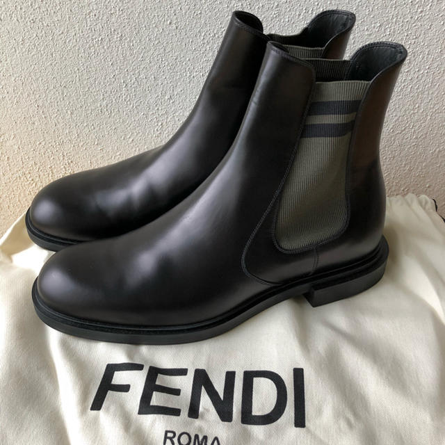 5cmワイズ幅良品◎イタリア製 FENDI フェンディ レディース サイドゴア（サイドソックス） レザー ショートブーツ ローヒール シルバー 35 保管袋付き