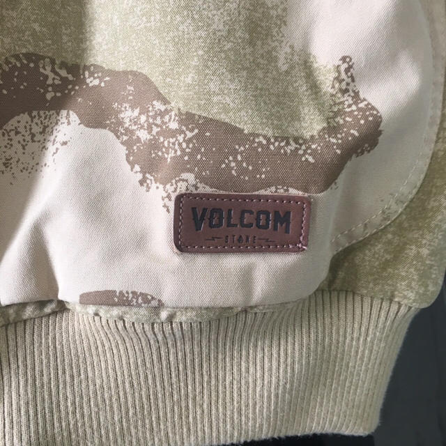 volcom(ボルコム)の美品 VOLCOM 2016年秋冬物 フーデッドジャケット メンズのジャケット/アウター(ダウンジャケット)の商品写真