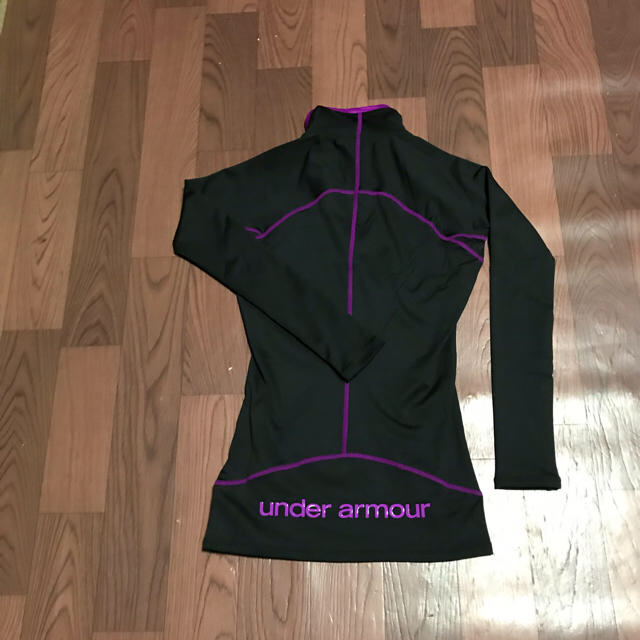 UNDER ARMOUR(アンダーアーマー)のラスト1 半額以下 アンダーアーマー SM ブラック 長袖 インナー ハイネック レディースの下着/アンダーウェア(アンダーシャツ/防寒インナー)の商品写真