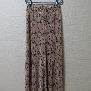 ダブルクローゼット(w closet)のw closet　花柄　プリーツパンツ　くすみピンク(カジュアルパンツ)