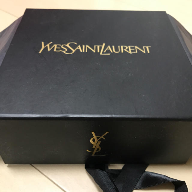 Yves Saint Laurent Beaute(イヴサンローランボーテ)のイヴ・サンローラン 口紅 箱 レディースのバッグ(ショップ袋)の商品写真