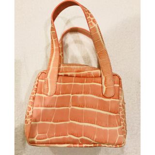 ユナイテッドアローズ(UNITED ARROWS)の【未使用美品】GUIAS サーモンピンククロコ型押しキューブバッグ(ハンドバッグ)