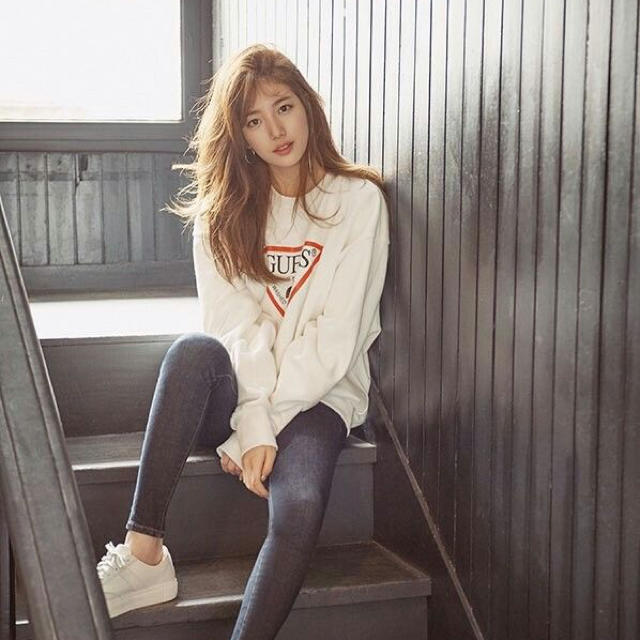 missA スジ着用 guess トレーナー Guess トレーナー