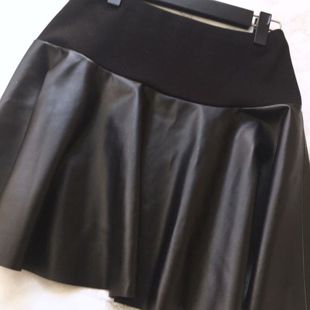 FOXEY(フォクシー)のFOXEY　フォクシー　フレアスカート　スカート　ハンガー　レザー　38　M レディースのスカート(ミニスカート)の商品写真