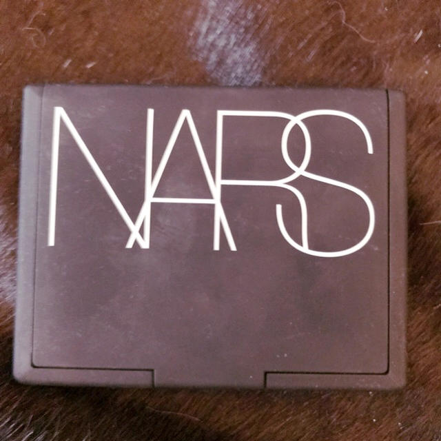 NARS(ナーズ)の新品NARSコントゥアーブラッシュ5180☆ コスメ/美容のベースメイク/化粧品(フェイスカラー)の商品写真