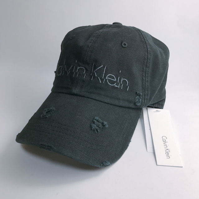 Calvin Klein(カルバンクライン)のCalvinKlein(カルバン)タグ付き★ブラックダメージキャップ　新品未使用 メンズの帽子(キャップ)の商品写真