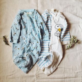 エイチアンドエム(H&M)のわびすけさま専用 baby スヌーピー柄のロンパース 2枚セット(ロンパース)