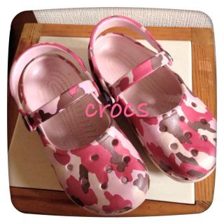 クロックス(crocs)の♡crocs♡カモフラサンダル(その他)