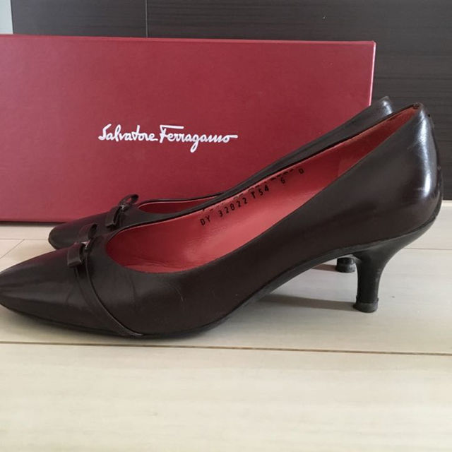 Salvatore Ferragamo(サルヴァトーレフェラガモ)のフェラガモ ブラウン パンプス レディースの靴/シューズ(ハイヒール/パンプス)の商品写真